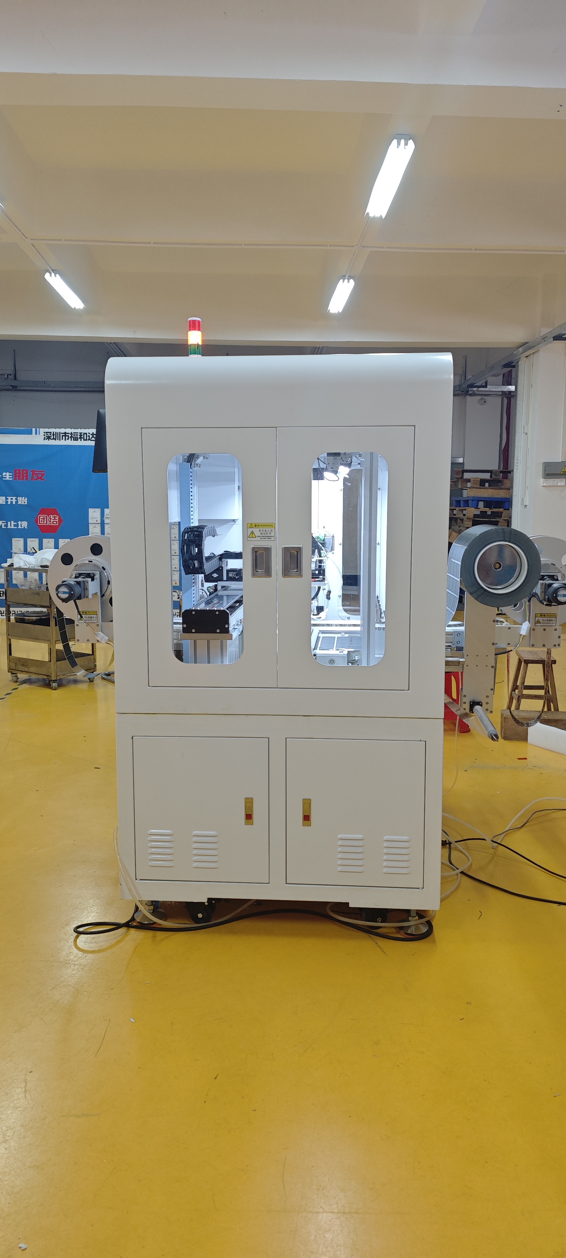 高精度视觉对位电子烟星空屏贴标机